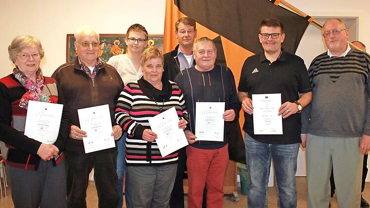 Die geehrten Mitglieder der Kolpingsfamilie in Ebern (von links): Gerlinde Süppel, Joseph Borschert, Zweite Vorsitzende Adriane Fürst, Ursulsa Batzner, Vorsitzender Klaus Ullrich, Willi Batzner, Stephan Fuchs und Präses Pater Rudolf Theiler Foto: Katharina Becht