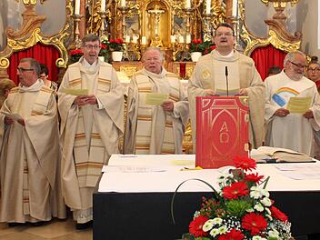 Pater Josef Kemper, Pfarrer Wolfgang Schmidt, Pater Wolfram Schüßler, Pater Stephan Panzer und Diakon Georg Bauer (v. l.) zelebrierten gemeinsam den Gottesdienst. Foto: Evi Seeger