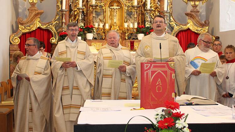 Pater Josef Kemper, Pfarrer Wolfgang Schmidt, Pater Wolfram Schüßler, Pater Stephan Panzer und Diakon Georg Bauer (v. l.) zelebrierten gemeinsam den Gottesdienst. Foto: Evi Seeger