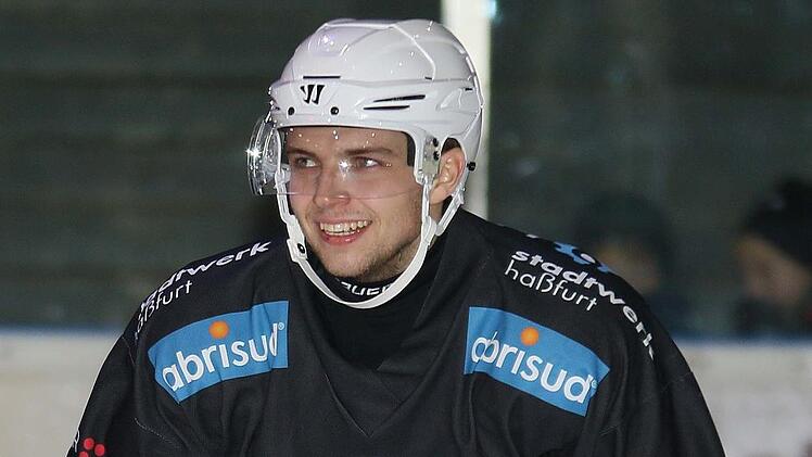 Drei Sekunden vor dem Ende machte Jan Trübenekr mit einem "Empty Net"-Goal den 4:2-Erfolg der Haßfurter Hawks beim EHC Bad Aibling perfekt. Es war der 19. Saisontreffer des 24-Jährigen. Foto: Ralf Naumann