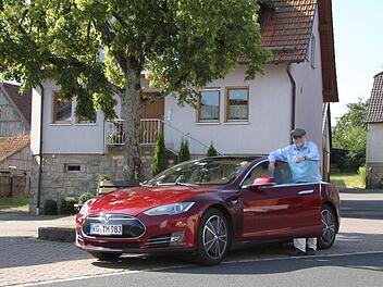 Im Sommer fuhr Eberhard Mayer mit seinem Tesla verschiedene mögliche Standorte für einen Supercharger in der Region an. Foto: Archiv/Ulrike Müller