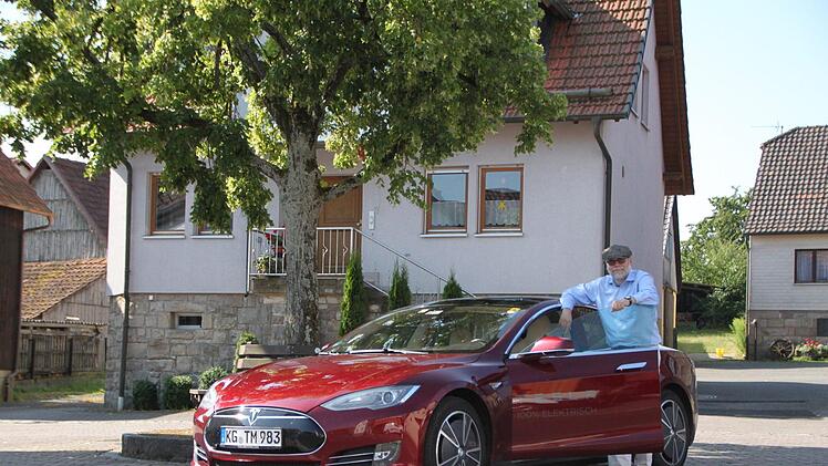 Im Sommer fuhr Eberhard Mayer mit seinem Tesla verschiedene mögliche Standorte für einen Supercharger in der Region an. Foto: Archiv/Ulrike Müller