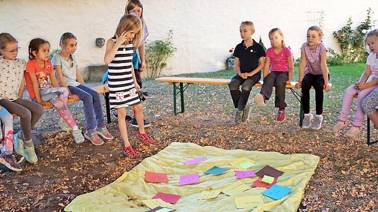 Mit dem, was ein Märchen ausmacht und was man einst mit ihm erreichen wollte, beschäftigten sich die Kinder. Fotos: Johanna Blum