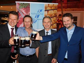 Sie stoßen auf eine gute Zukunft des Vereins "Kulinarisches Erbe Bayern" an: Professor Richard Balling, Referatsleiter im Landwirtschaftsministerium, Frank Stübinger von der Kommunbräu, Wolfgang Filter, Geschäftsführer des Vereins und Simon Reitmeier, Leiter der Genussakademie Bayern (von links).Horst Wunner