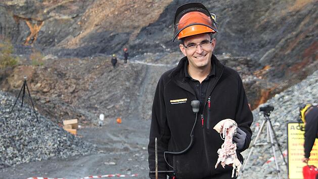 Georg Weinmann &uuml;bte mit den Feuerwehrm&auml;nnern im Hartsteinwerk in Ludwigsstadt. Fotos: Veronika Schadeck