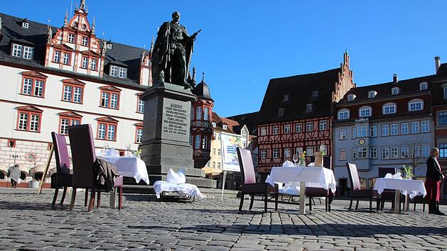 Es w&auml;re angerichtet, sogar in bester Lage auf dem Marktplatz in Coburg: Protestaktion der Hoteliers und Gastwirte am Montag