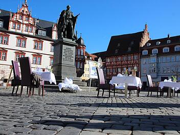 Es wäre angerichtet, sogar in bester Lage auf dem Marktplatz in Coburg: Protestaktion der Hoteliers und Gastwirte am Montag