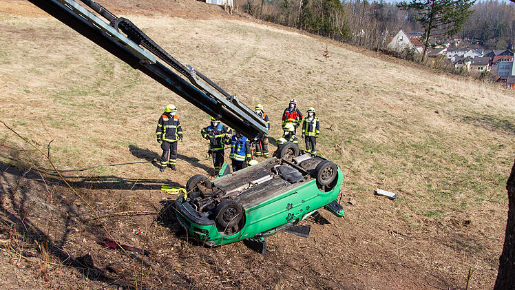 Rödental: Ältere Dame findet ihren Augenarzt nicht und fährt über Wendehammer hinaus: Auto landet auf dem Dach