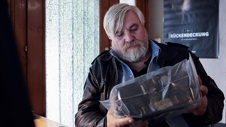 Wo sind die 21 Tonnen DDR-Gold? Frank Koops (Aljoscha Stadelmann) recherchiert.