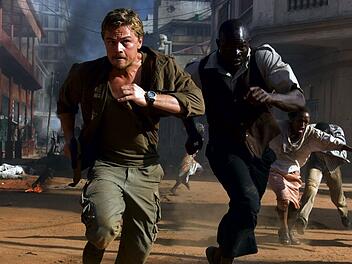 Blood Diamond Danny Archer (Leonardo DiCaprio, links) und Solomon Vandy (Djimon Hounsou) machen sich auf die Suche nach dem besonderen Edelstein.