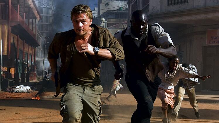 Danny Archer (Leonardo DiCaprio, links) und Solomon Vandy (Djimon Hounsou) machen sich auf die Suche nach dem besonderen Edelstein.