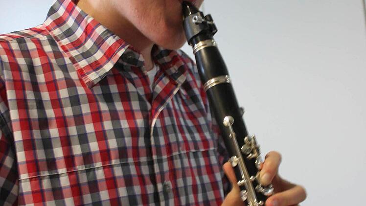 Bei einer Kostrobe zeigt Alexander sein Talent.