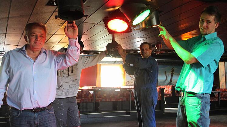 Die Licht-und Tonanlage wird eneuert. Unser Bild zeigt   Inhaber  Alfons Deuber (links) mit  Handwerkern  sowie  mit Andreas  Thein  (rechts), dem neuen Betriebsleiter des Tanzcenters.  Foto: Alexander Hartmann