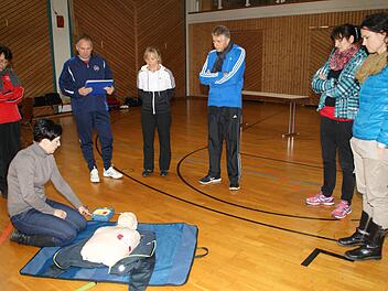 In Sachen Erste Hilfe sollten Übungsleiter immer auf dem neuesten Stand sein. Deshalb machte Nicole Ruhland die Teilnehmer am BLSV-Aktivtag im Oberaurachzentrum mit dem Defibrillator vertraut. Foto: Sabine Weinbeer