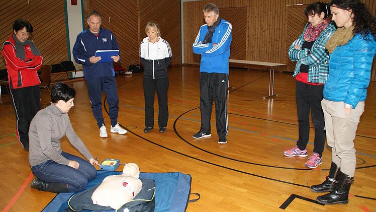 In Sachen Erste Hilfe sollten Übungsleiter immer auf dem neuesten Stand sein. Deshalb machte Nicole Ruhland die Teilnehmer am BLSV-Aktivtag im Oberaurachzentrum mit dem Defibrillator vertraut. Foto: Sabine Weinbeer