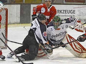HEC-Goalie Philipp Schnierstein musste am Freitag zwar viermal einen Puck passieren lassen, aber die Alligators gewannen trotzdem. Gestern kassierte er wieder vier Gegentreffer und musste am Ende den Miesbachern zum Sieg gratulieren. Foto: Picturedreams