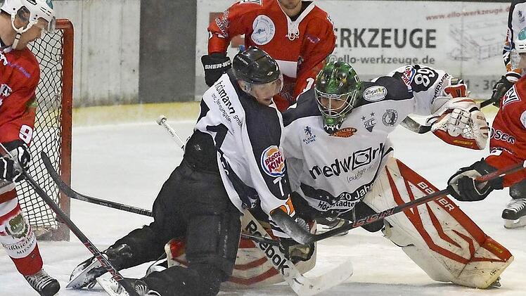 HEC-Goalie Philipp Schnierstein musste am Freitag zwar viermal einen Puck passieren lassen, aber die Alligators gewannen trotzdem. Gestern kassierte er wieder vier Gegentreffer und musste am Ende den Miesbachern zum Sieg gratulieren. Foto: Picturedreams