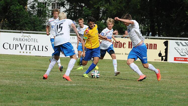 Szene aus dem Spiel der Schweden von Helsingborgs IF (gelbe Trikots) gegen den Karlsruher SC (1:0).
