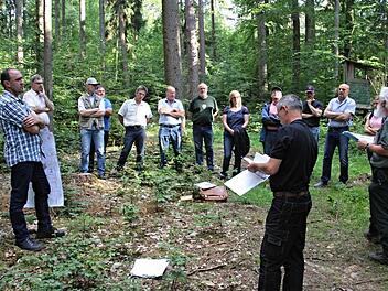 Auf großes Interesse stießen die Ausführungen der Forstleute Franz Eder und Wolfgang Gnannt (vorn r. und Zweiter v. R.) bei Gerald Karl, Bürgermeister Helmut Dietz, Zweitem Bürgermeister Siegfried Kirchner, Dieter Reisenweber, Robert Bohla, Gerhard Roth, Verwaltungsleiter Edgar Maier, Sandra Schramm, Ortssprecher Norbert Lohneiß, Martin Mölter, Jürgen Fromm und Anna Döhler.  Foto: Helmut Will