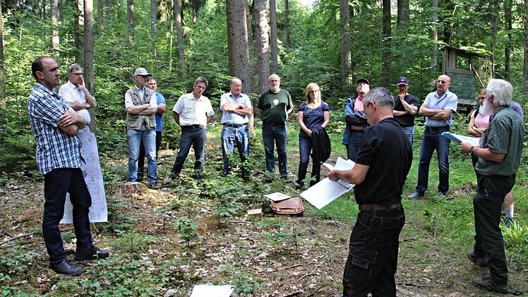 Auf großes Interesse stießen die Ausführungen der Forstleute Franz Eder und Wolfgang Gnannt (vorn r. und Zweiter v. R.) bei Gerald Karl, Bürgermeister Helmut Dietz, Zweitem Bürgermeister Siegfried Kirchner, Dieter Reisenweber, Robert Bohla, Gerhard Roth, Verwaltungsleiter Edgar Maier, Sandra Schramm, Ortssprecher Norbert Lohneiß, Martin Mölter, Jürgen Fromm und Anna Döhler.  Foto: Helmut Will