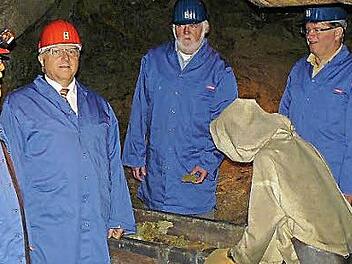Im Besucher- und Erlebnis-Bergwerk Kupferberg ist an Beispielen der Abbau und die Arbeit unter Tage dargestellt. Unser Bild zeigt in einem der Stollen (von links) Museums-Vereinsvorsitzenden Heinz Kliesch, Schatzmeister Harald Michel sowie vom Amt für Landwirtschaft und Forsten in Wunsiedel, Dr. Rudolf Landmann und Thomas Schwindel.  Foto: KlausPeter Wulf