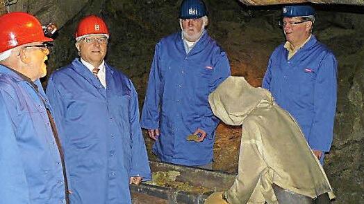Im Besucher- und Erlebnis-Bergwerk Kupferberg ist an Beispielen der Abbau und die Arbeit unter Tage dargestellt. Unser Bild zeigt in einem der Stollen (von links) Museums-Vereinsvorsitzenden Heinz Kliesch, Schatzmeister Harald Michel sowie vom Amt für Landwirtschaft und Forsten in Wunsiedel, Dr. Rudolf Landmann und Thomas Schwindel.  Foto: KlausPeter Wulf