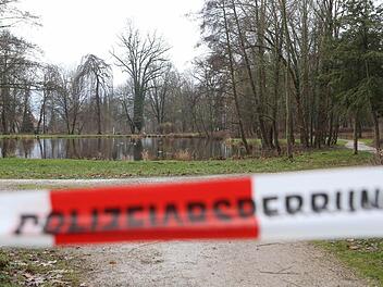 Polizei-Absperrband hängt am 05.01.2016 am Eingang des Schlossparks in Wiesentheid. Foto: NEWS5 / Herse