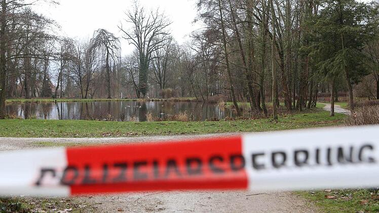 Polizei-Absperrband hängt am 05.01.2016 am Eingang des Schlossparks in Wiesentheid. Foto: NEWS5 / Herse