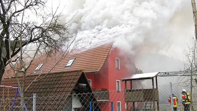 Der Brand einer Gaststätte in Dorfhaus zählte zu den Herausforderungen, denen sich die Gräfenberger Feuerwehr letztes Jahr stellen musste. Foto: Archiv