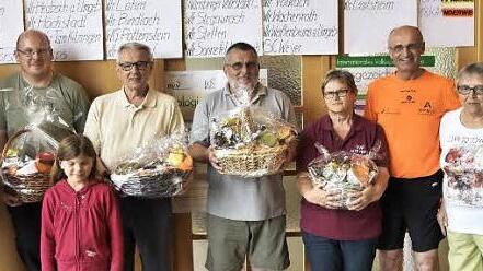Der Volkswandertag in K&ouml;nigsberg ist beliebt: Unser Bild zeigt die Vertreter der teilnehmerst&auml;rksten Wandervereine (von links): Ernst Frankenberg (Wanderclub Maroldsweisach, 1. Platz), Stefan Michler (SC Weyer, 2. Platz), Johann Dittrich mit Enkelin Julia H&uuml;bner (TSV Unterpleichfeld, 3. Platz) sowie Hartmut Pruckner (Wanderfreunde Heroldsberg) und Margit K&ouml;hler (Wanderfreunde "Alte Feste" Zirndorf); mit im Bild der Schirmherr und Landrat Wilhelm Schneider, Reinhilde Peichl und Heinz Schlo&szlig;nag...