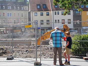 Neugierige am Baustellen-Zaun. Foto: Roswitha Engelen