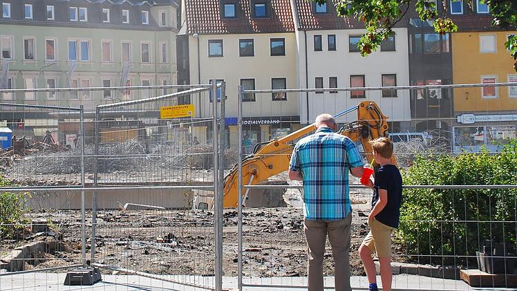 Neugierige am Baustellen-Zaun. Foto: Roswitha Engelen