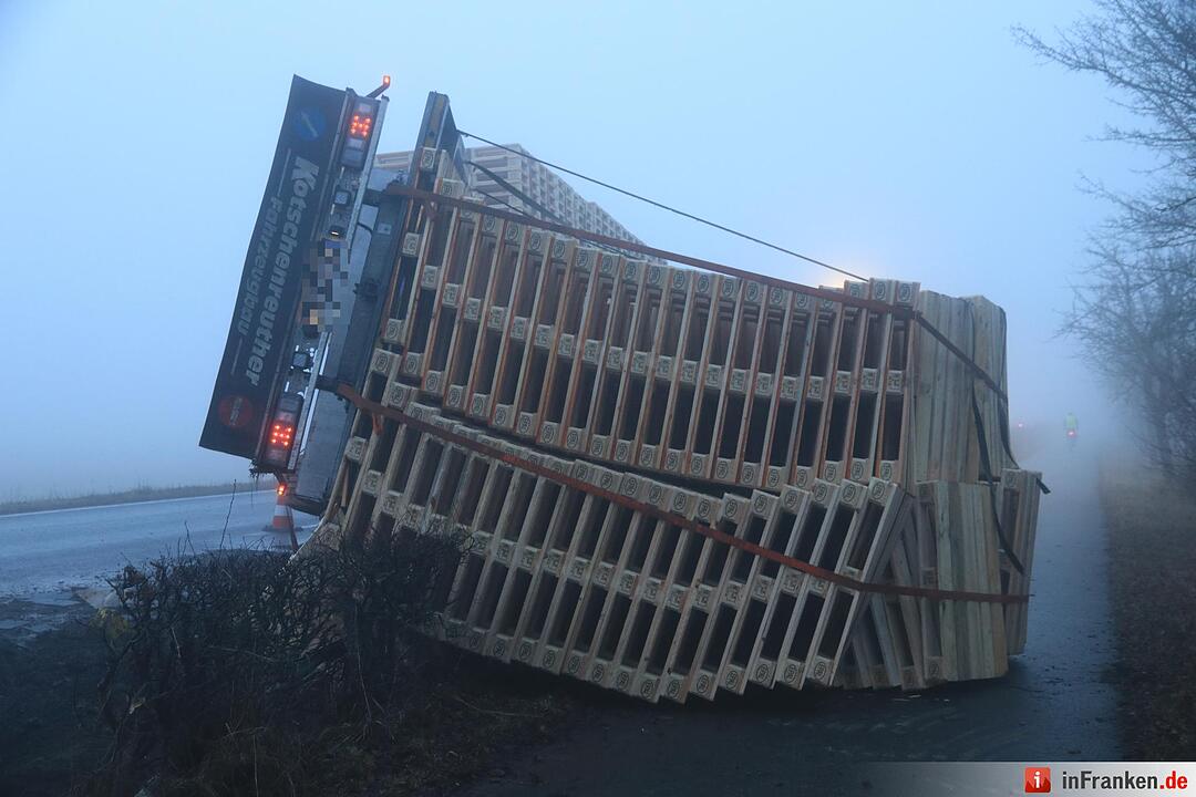 Kreis Bamberg: Lkw-Gespann gerät bei Baunach ins Bankett und kippt um