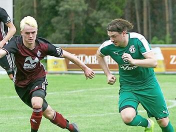 Der Neudrossenfelder Stefan Kolb (rechts, hier im Spiel gegen den TSV Buch) vergab zun&auml;chst einen Elfmeter, verwandelte aber den Nachschuss zur 2:0-F&uuml;hrung.  Foto: Monika Limmer