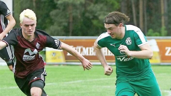 Der Neudrossenfelder Stefan Kolb (rechts, hier im Spiel gegen den TSV Buch) vergab zun&auml;chst einen Elfmeter, verwandelte aber den Nachschuss zur 2:0-F&uuml;hrung.  Foto: Monika Limmer