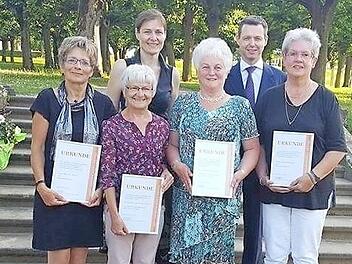 Gruppenbild mit Staatssekretär Thomas Silberhorn neben der FU-Kreisvorsitzenden Angelika Saffer. Vorne von link: Monika Baier (Burgebrach), Elfriede Steigerwald (Lisberg-Trabelsdorf), Anneliese Saam (Baunach) und Uschi Schmid (Strullendorf-Geisfeld) Foto: p