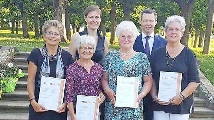 Gruppenbild mit Staatssekretär Thomas Silberhorn neben der FU-Kreisvorsitzenden Angelika Saffer. Vorne von link: Monika Baier (Burgebrach), Elfriede Steigerwald (Lisberg-Trabelsdorf), Anneliese Saam (Baunach) und Uschi Schmid (Strullendorf-Geisfeld) Foto: p