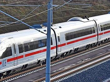 Ein ICE auf voller Fahrt - in Grub am Forst leiden die Bewohner unter dem Geräusch, das die Züge seit einigen Wochen verursachen.  Foto: Martin Schutt, dpa