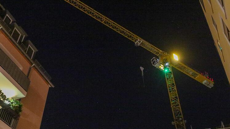Rettungseinsatz in Nürnberg: Nach einer Schnapsidee musste die Feuerwehr einen 20-jährigen Mann von einem Kran holen.  Foto: NEWS5 / Friedrich