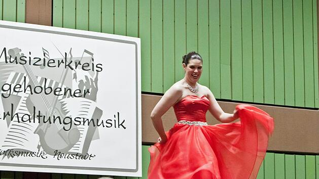 Die Berliner Sopranistin Andrea Chudak bei einem Auftritt mit dem Musizierkreis NeustadtFoto: