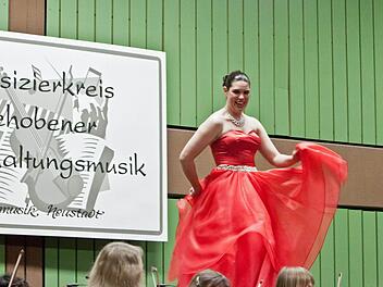 Die Berliner Sopranistin Andrea Chudak bei einem Auftritt mit dem Musizierkreis NeustadtFoto: