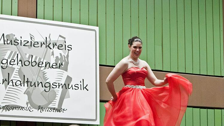 Die Berliner Sopranistin Andrea Chudak bei einem Auftritt mit dem Musizierkreis NeustadtFoto: