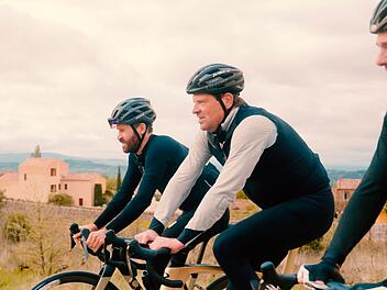 Mit Legenden die Legende hochfahren: In Folge zwei der neuen Staffel "Mythos Tour" erklimmen (von links) Simon Geschke, Jan Ullrich sowie ARD-Journalist und Radsportfan Ingo Zamperoni den legendären Mont Ventoux. Während der Tour 2025 steht er wieder als Etappenziel auf dem Programm.