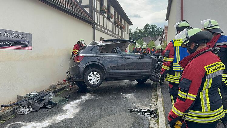 Großschwarzenlohe: Auto kracht gegen Haus und kippt um - Frau verletzt