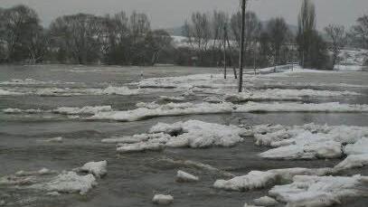 Bei der Schneeschmelze kommt es oft zu Hochwasser, die Straße nach Rothwind wird dann vom Kraftwerk aus unpassierbar.