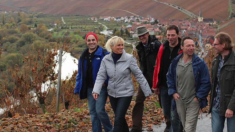 Zahlreiche Wanderer waren am Wochenende in den Weinbergen zwischen Volkach und Escherndorf unterwegs. Diese Wandergruppe aus Mittelfranken hatte trotz des durchwachsenen Wetters sichtl