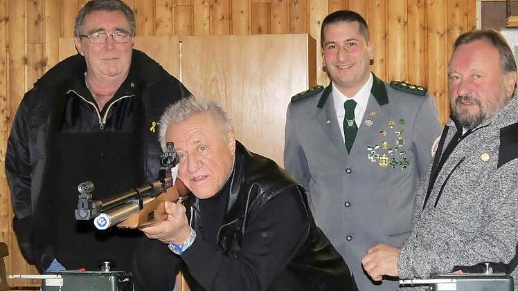 Dem Gründungsmitglied Egon Schreck schauen Franz Bretz, Michael Fell und Reinhold Bonnländer über die Schulter. Foto: Doris Bauer