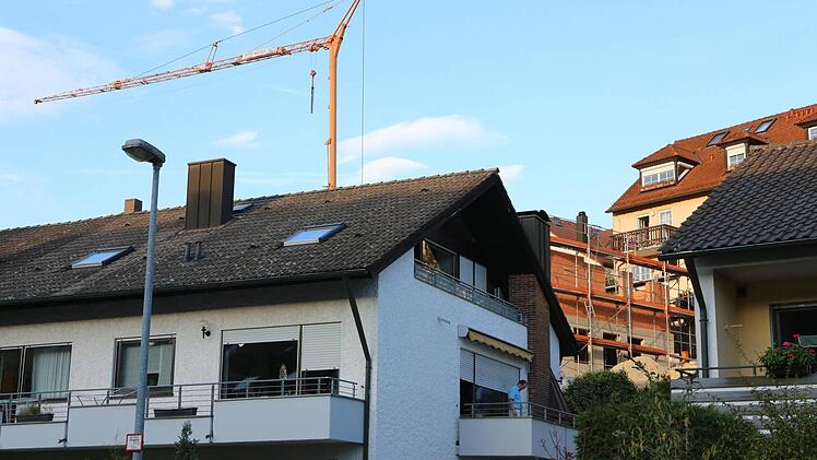 Der umstrittene Bau entsteht auf einem Hang zwischen Artur-Landgraf-Straße (Vordergrund) und Würzburger Straße (oben).
