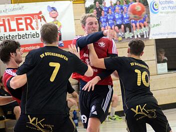 Markus Wolf (Zweiter von rechts) behielt trotz massiver Bedrängnis die Übersicht und steuerte sieben Treffer zum TSH-Erfolg bei. Foto:herzopress