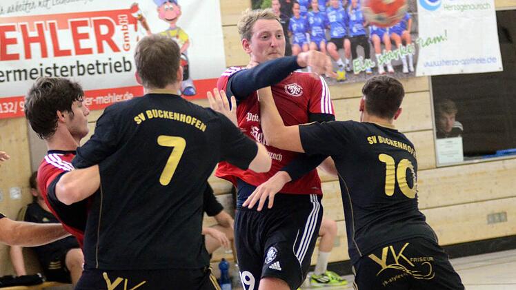 Markus Wolf (Zweiter von rechts) behielt trotz massiver Bedrängnis die Übersicht und steuerte sieben Treffer zum TSH-Erfolg bei. Foto:herzopress